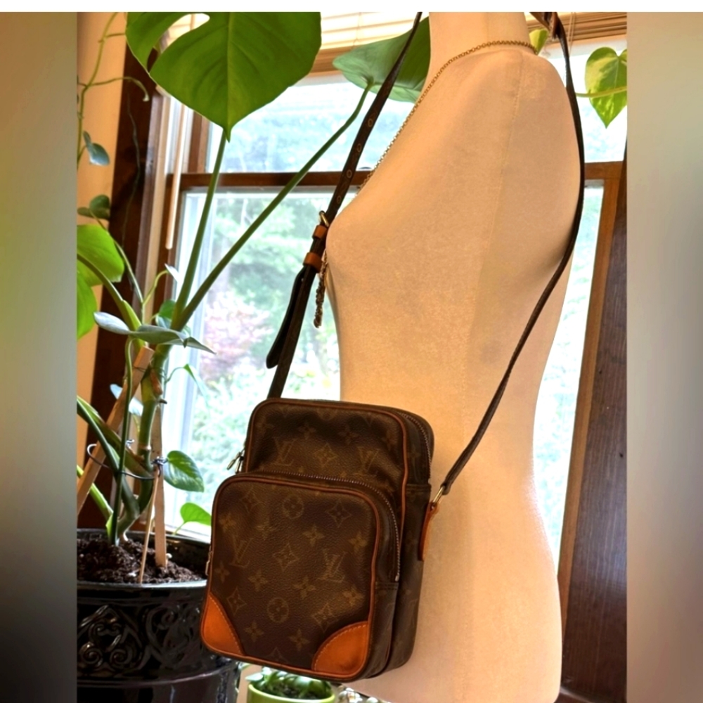 Authentic.Loius Vuitton Amazon Monogram Crossbody,